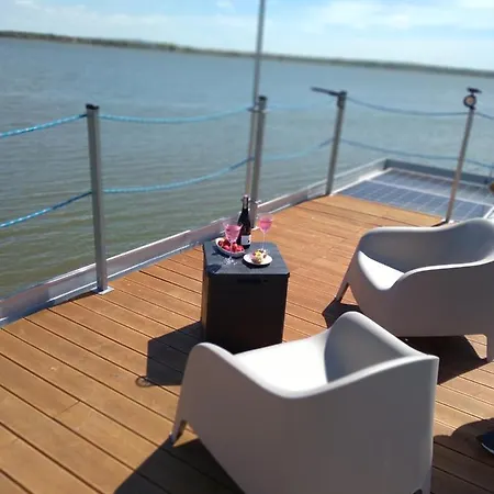 Arka 1 Na Wodzie W Mielnie, Rower Wodny, Bezplatny Wifi, Parking